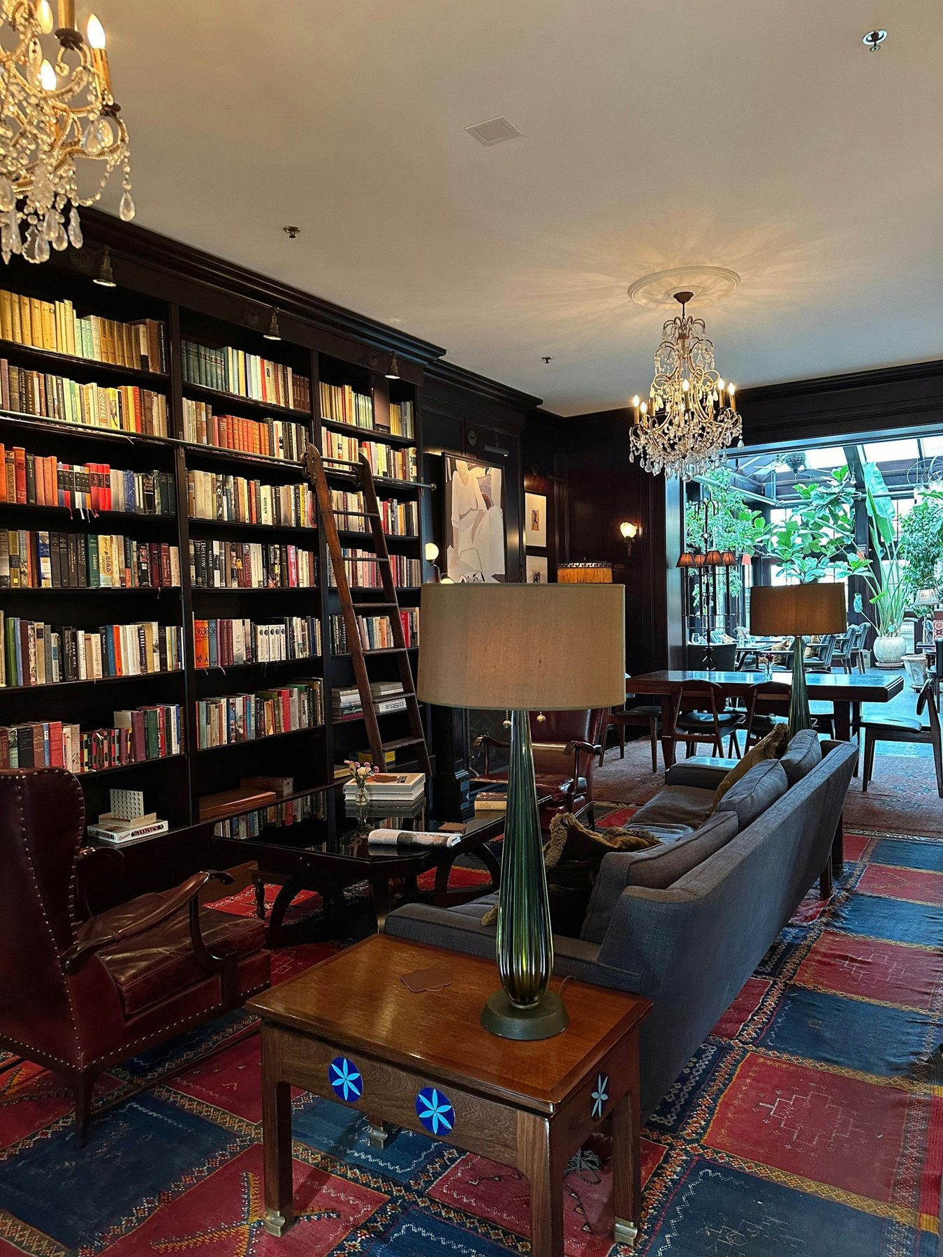 Un hotel boutique necesita operación de hotel grande: reservas, mantenimiento y huéspedes felices.
